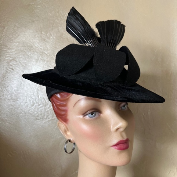 ORNATE 1940s\' BLACK FELT/VELVET FEDORA WITH FELT STRIPS + BLACK FEATHER \